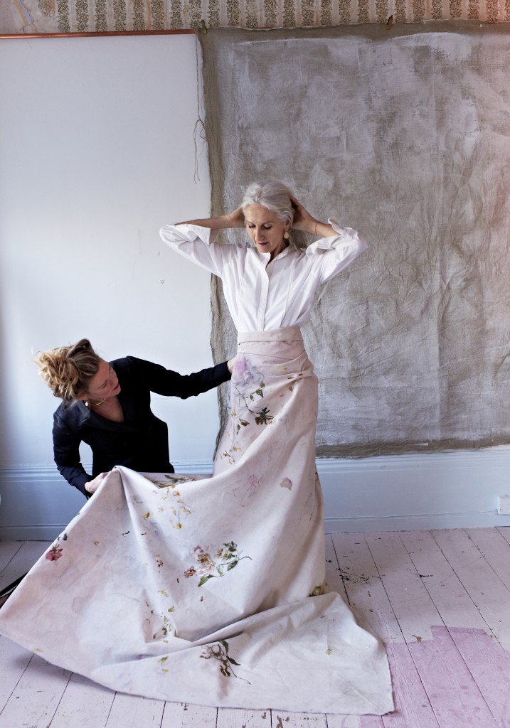 Photographe Kristin Perers qui a également peint le mur et le tissu que Sylvianne porte. 
