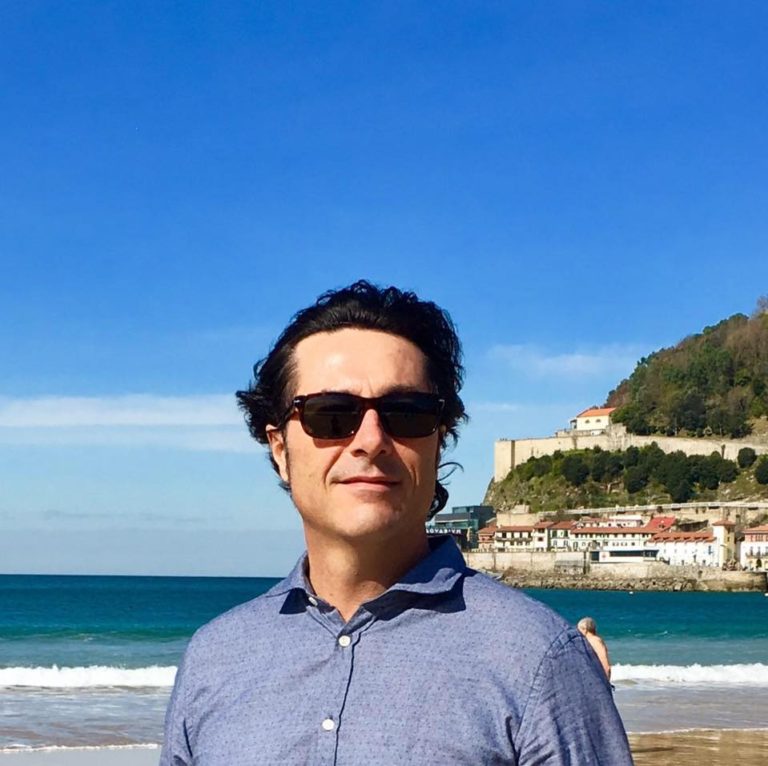 JeanPhilippe a 52 ans. Il a la chance de vivre sur la côte basque