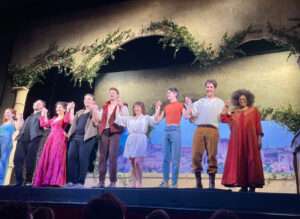 La parisienne va au théâtre.